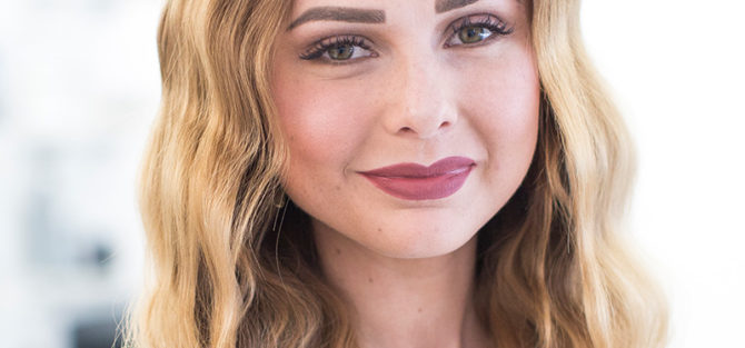 Melissa KönigFriseurin mit Spezialisierung auf Coloration